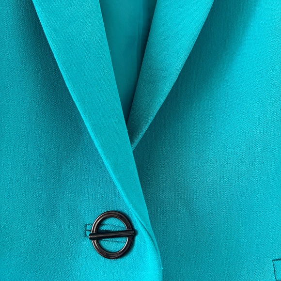 Women’s upscale Business Blazer - Picture 3 of 4